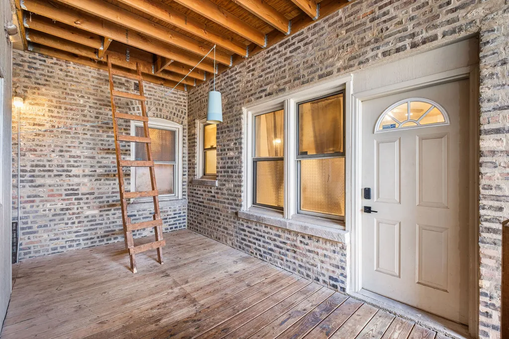 6452 North Bell Avenue Chicago IL 60645