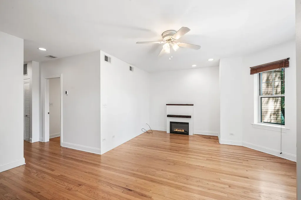 6452 North Bell Avenue Chicago IL 60645