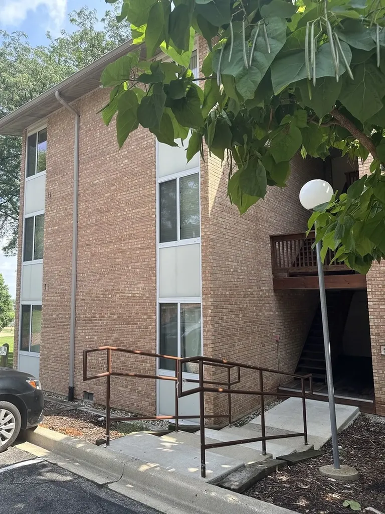 5811 Oakwood Drive Lisle IL 60532