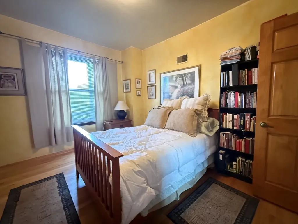 5869 North Glenwood Avenue Chicago IL 60660
