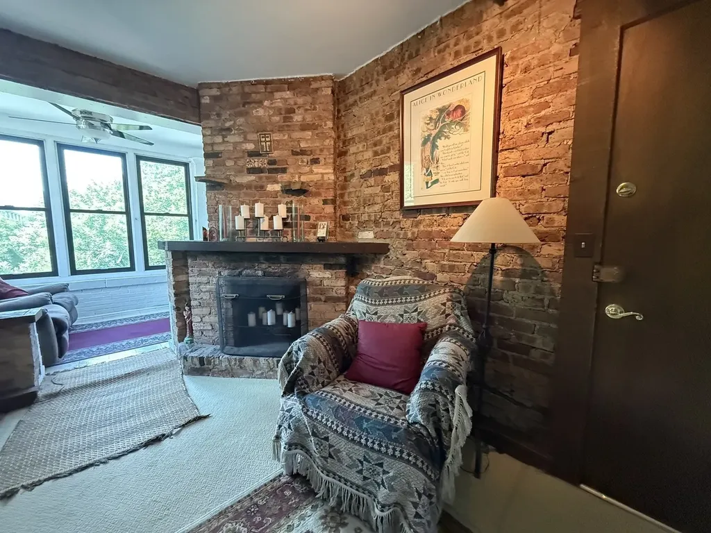 5869 North Glenwood Avenue Chicago IL 60660