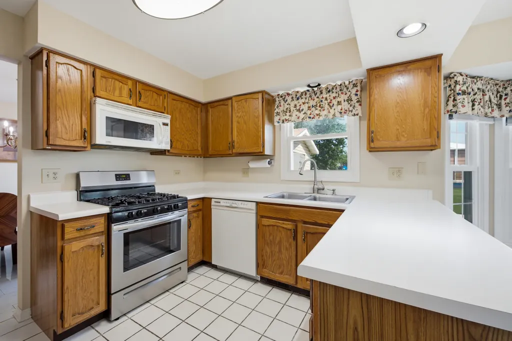 399 Stonewood Circle Carol Stream IL 60188