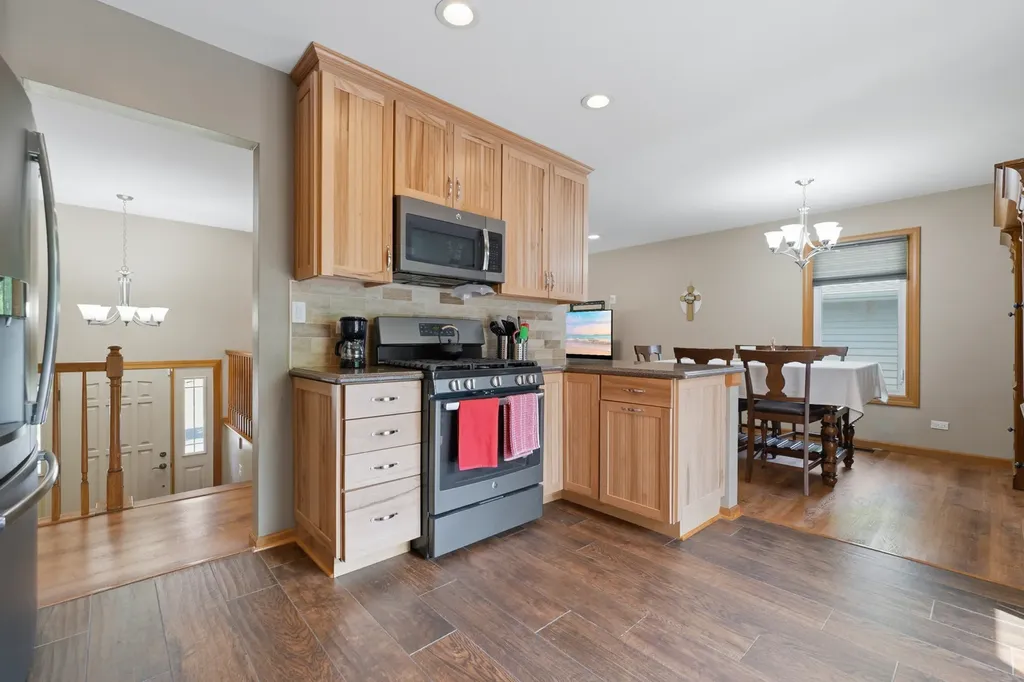 152 South Lancaster Drive Bolingbrook IL 60440