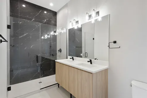 2505 West Farragut Avenue Chicago IL 60625