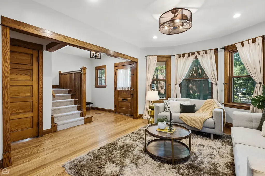 3757 North Bosworth Avenue Chicago IL 60613