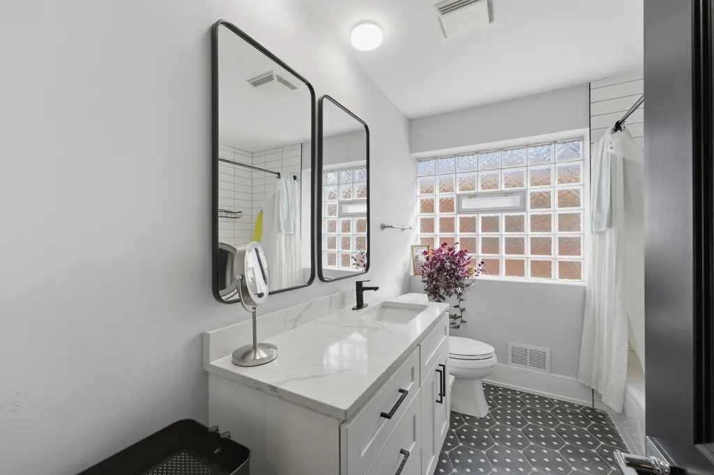 6226 North Le Mai Avenue Chicago IL 60646