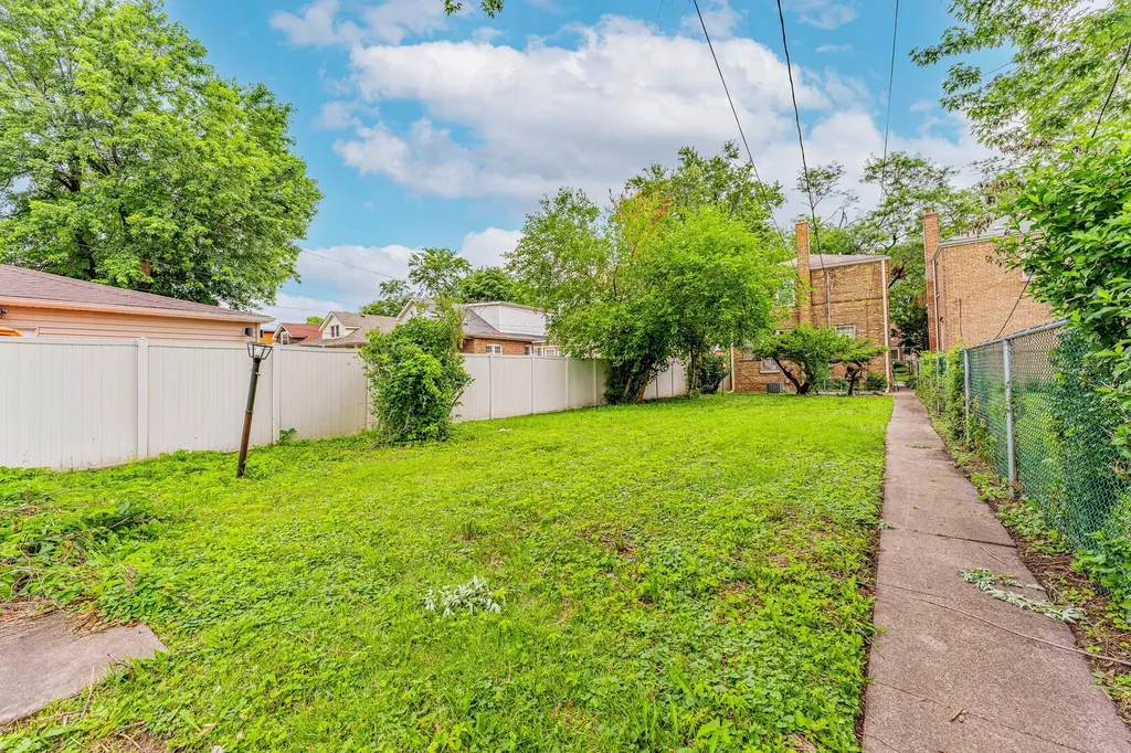 8238 South Prairie Avenue Chicago IL 60619