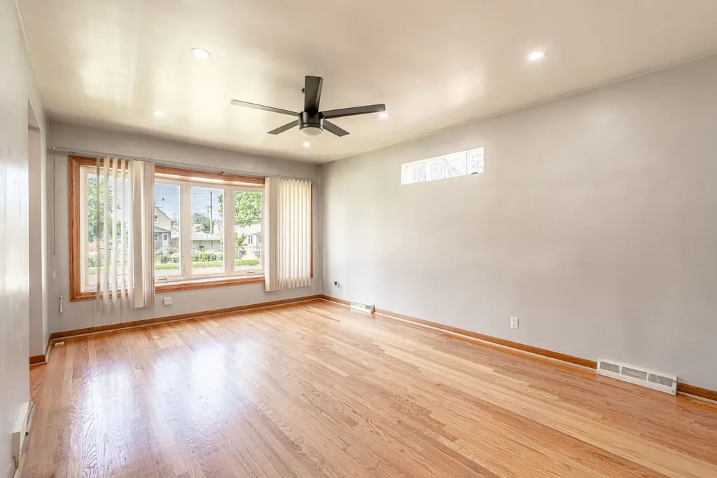 3307 East 136th Street Chicago IL 60633