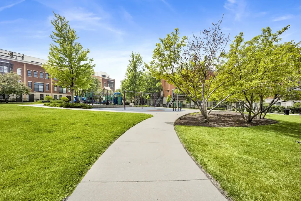 1033 West 14th Place Chicago IL 60608