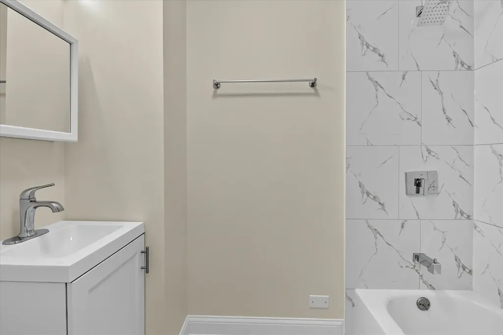 543 North Leclaire Avenue Chicago IL 60644