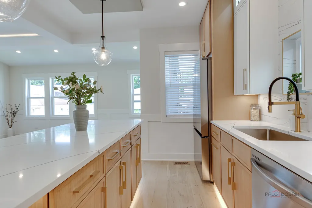 5748 West Eastwood Avenue Chicago IL 60630