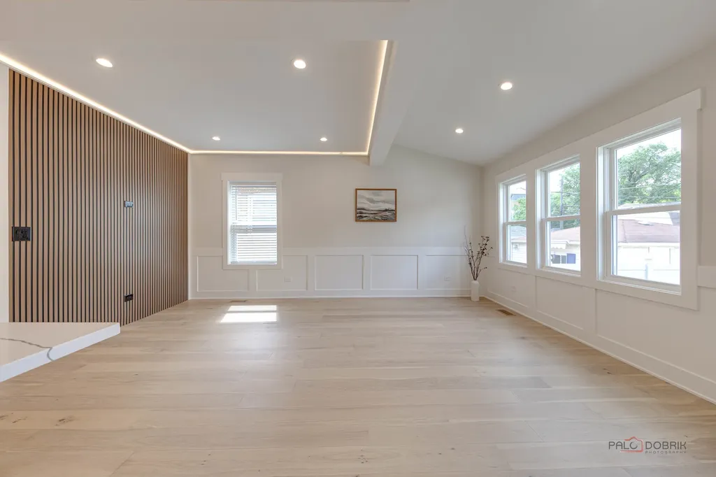 5748 West Eastwood Avenue Chicago IL 60630