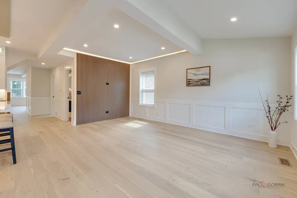 5748 West Eastwood Avenue Chicago IL 60630