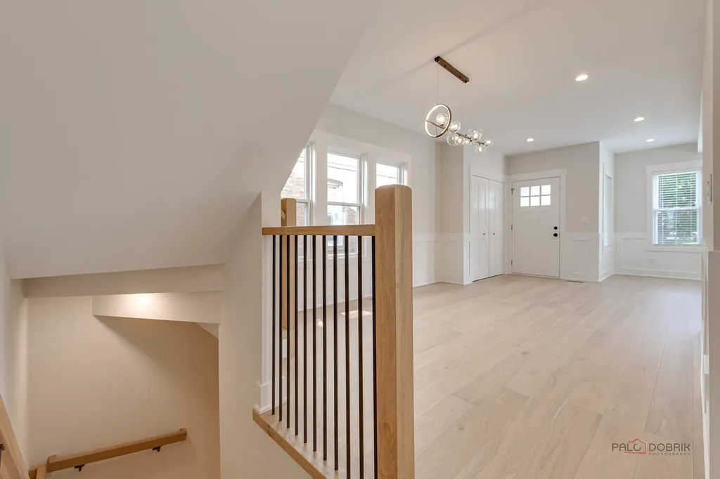 5748 West Eastwood Avenue Chicago IL 60630