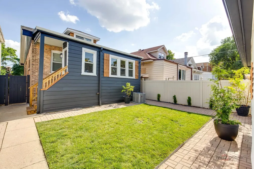5748 West Eastwood Avenue Chicago IL 60630