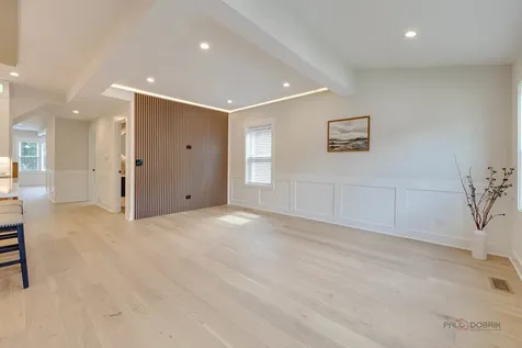 5748 West Eastwood Avenue Chicago IL 60630