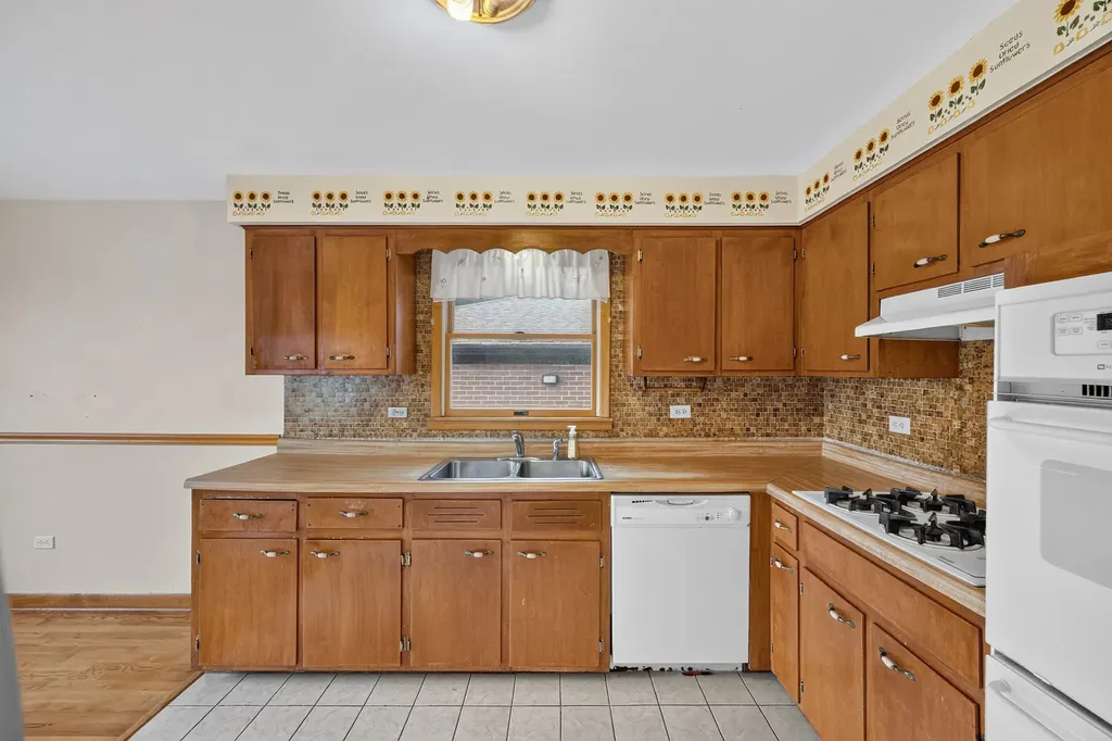 13157 South Green Bay Avenue Chicago IL 60633
