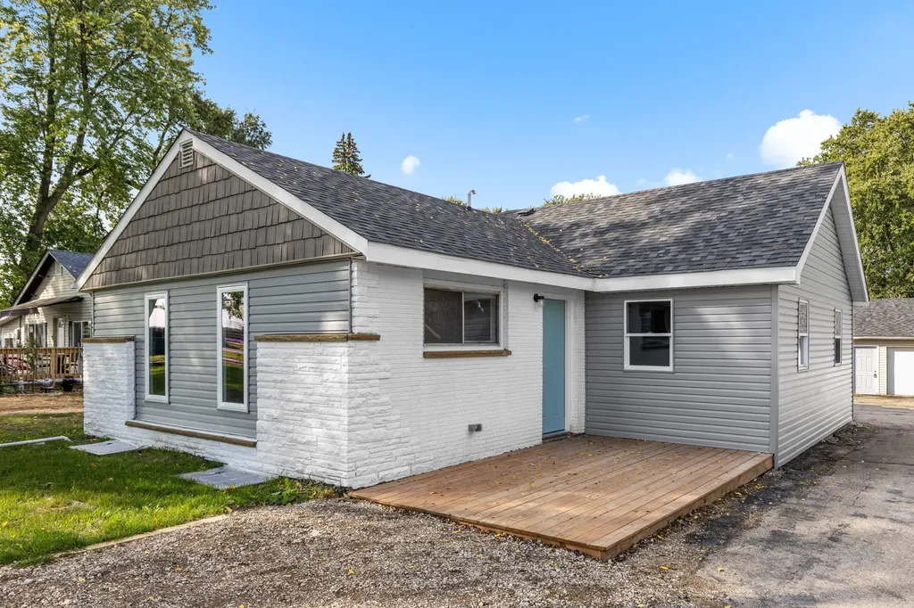109 Raffel Road Woodstock IL 60098