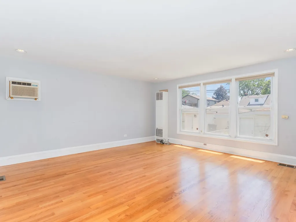 5351 West Waveland Avenue Chicago IL 60641