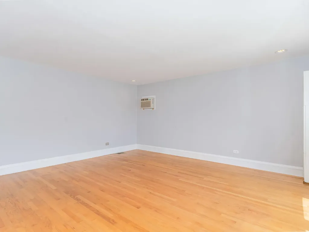5351 West Waveland Avenue Chicago IL 60641