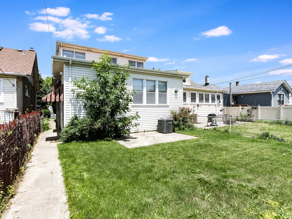 5351 West Waveland Avenue Chicago IL 60641