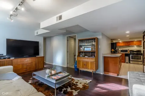 900 West Grace Street Chicago IL 60613