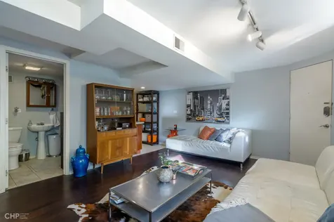 900 West Grace Street Chicago IL 60613