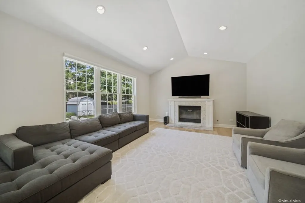 902 Chatham Drive Carol Stream IL 60188