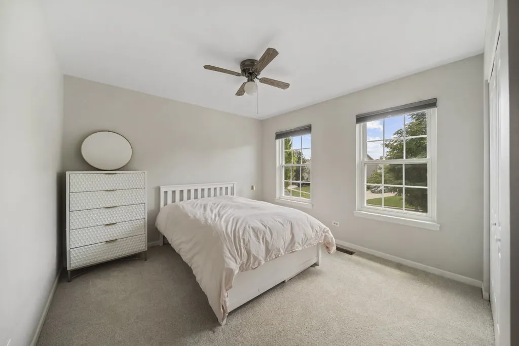 902 Chatham Drive Carol Stream IL 60188
