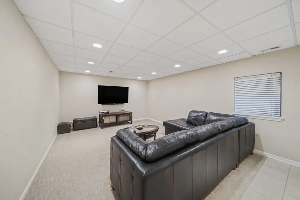 902 Chatham Drive Carol Stream IL 60188