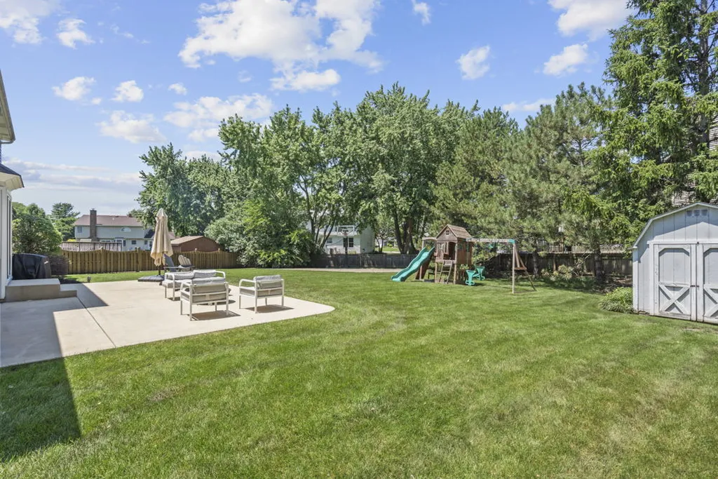 902 Chatham Drive Carol Stream IL 60188