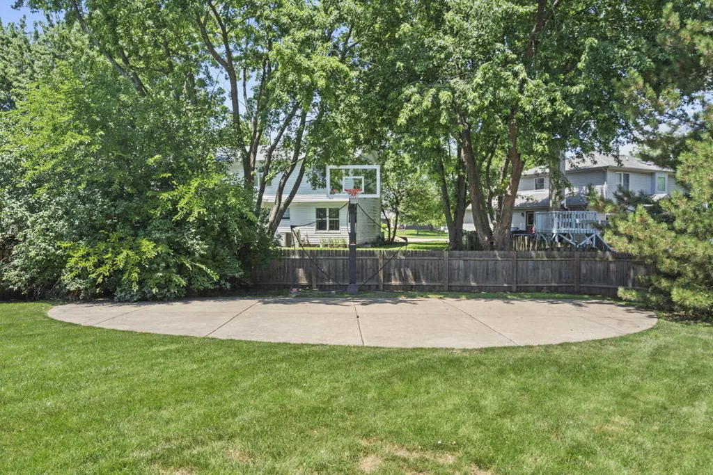 902 Chatham Drive Carol Stream IL 60188