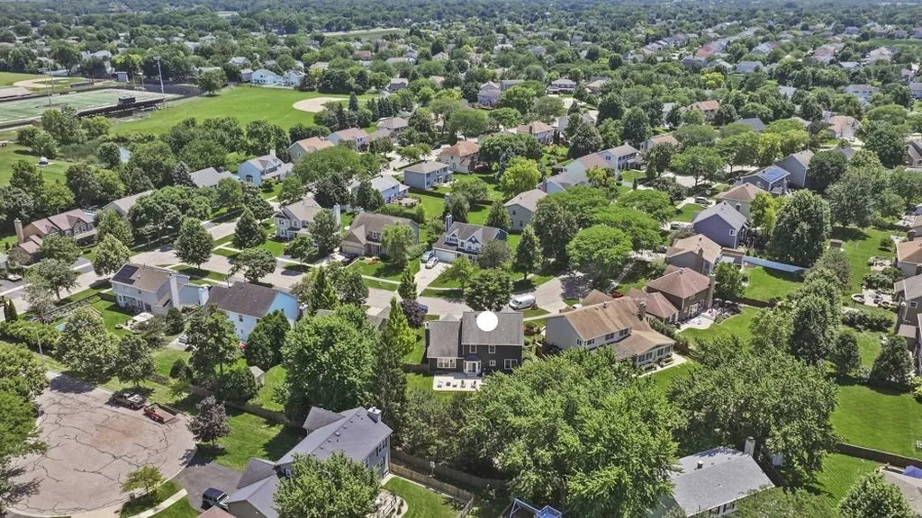 902 Chatham Drive Carol Stream IL 60188