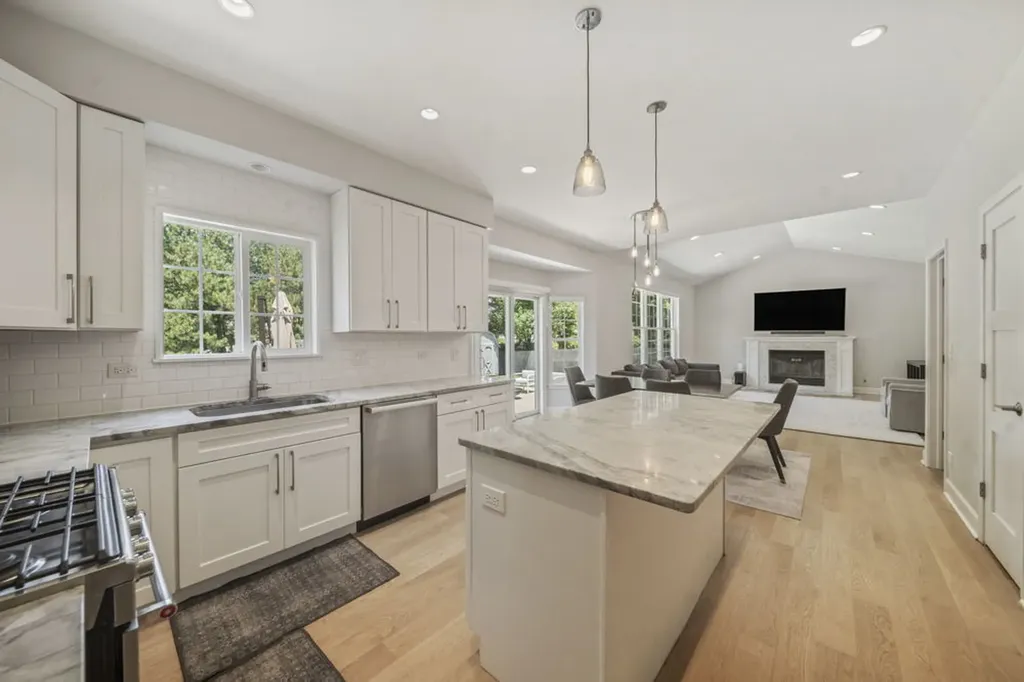 902 Chatham Drive Carol Stream IL 60188