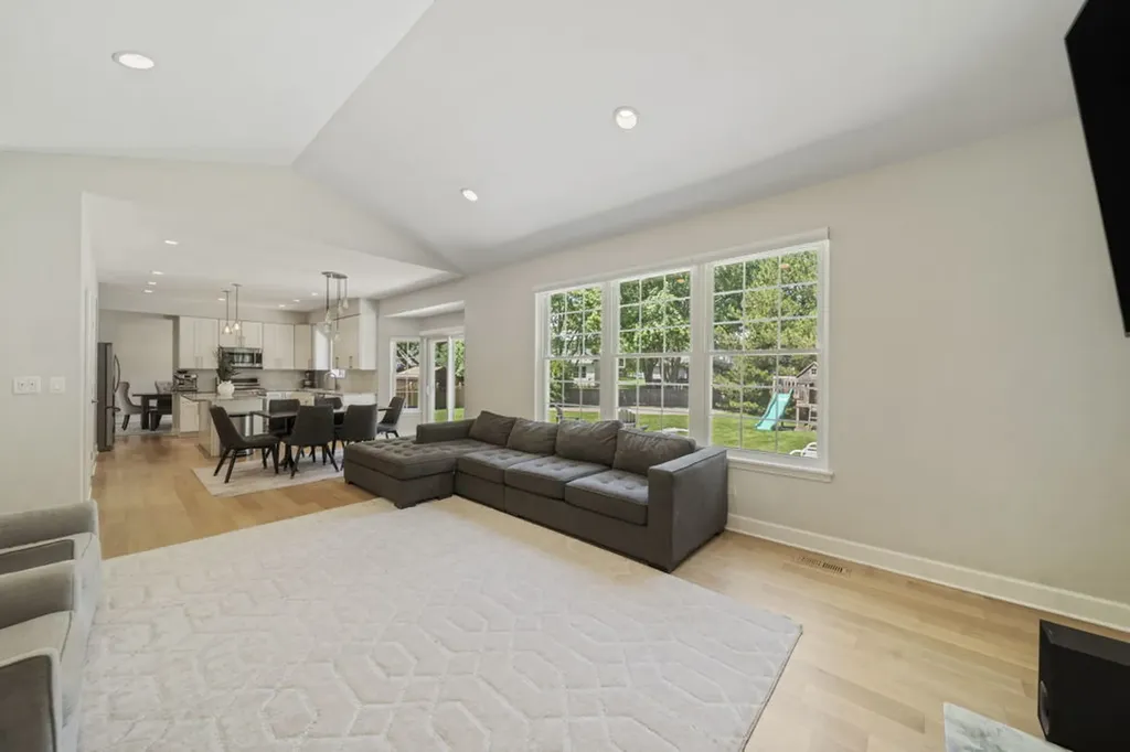 902 Chatham Drive Carol Stream IL 60188