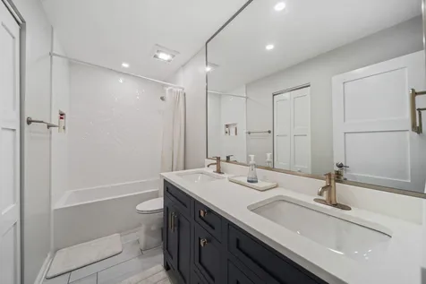 902 Chatham Drive Carol Stream IL 60188