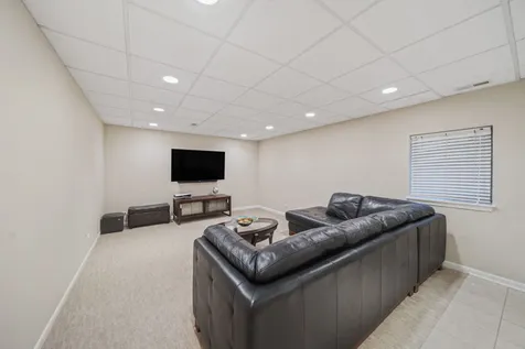 902 Chatham Drive Carol Stream IL 60188