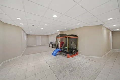902 Chatham Drive Carol Stream IL 60188