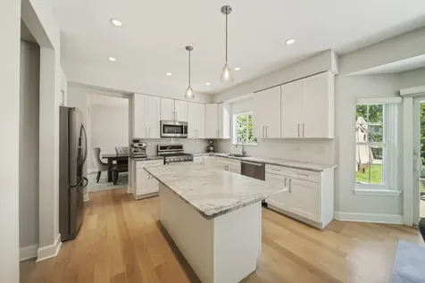 902 Chatham Drive Carol Stream IL 60188