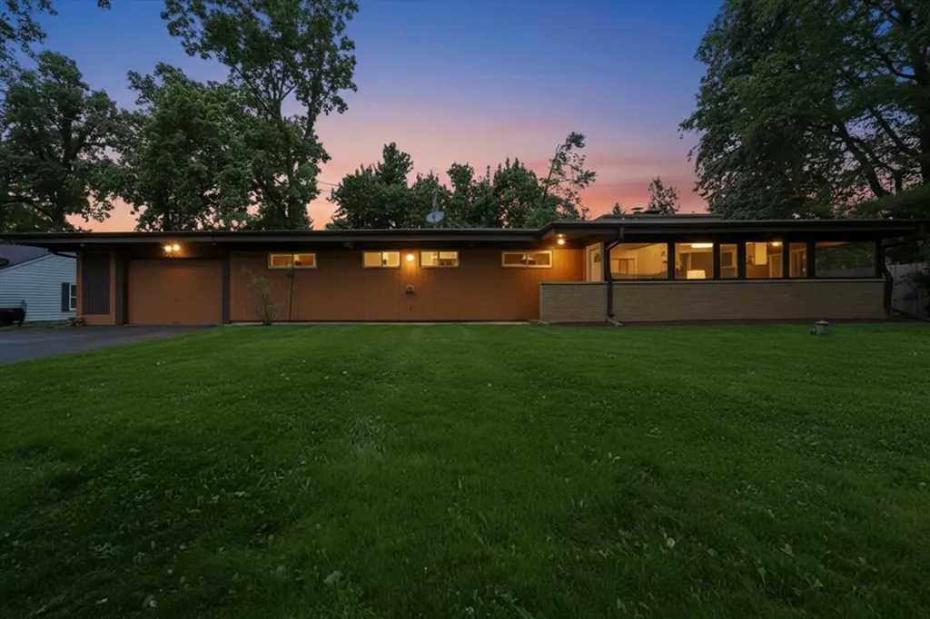 1460 Eagle Road Elgin IL 60123
