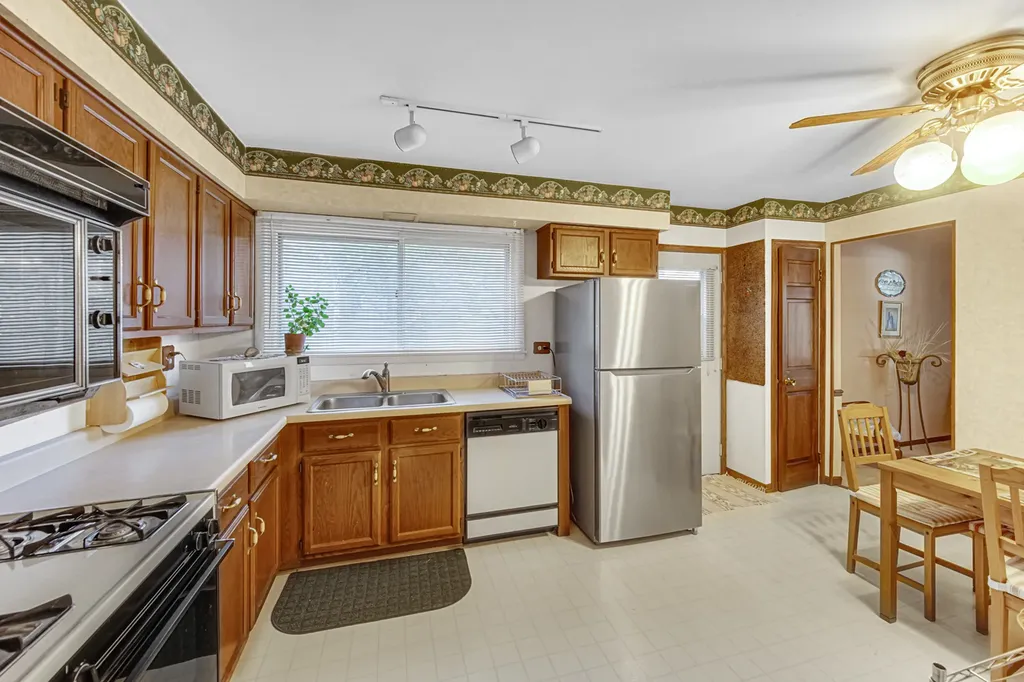 308 Pacific Drive Bolingbrook IL 60440