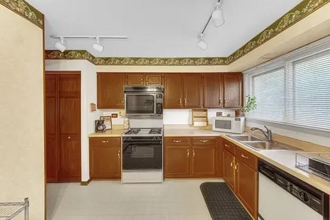 308 Pacific Drive Bolingbrook IL 60440