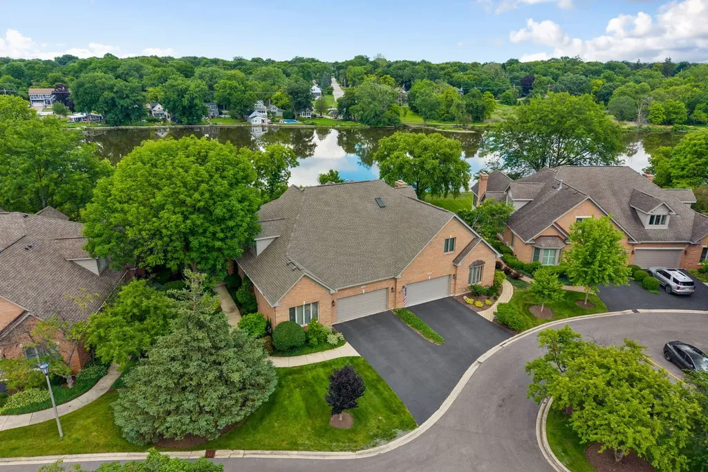 1240 Willowgate Lane St. Charles IL 60174