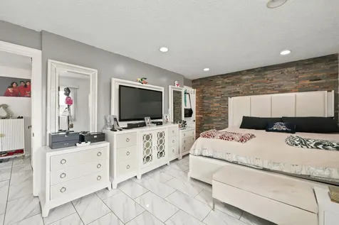 8996 Kennedy Drive Des Plaines IL 60016