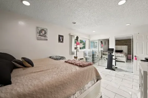 8996 Kennedy Drive Des Plaines IL 60016