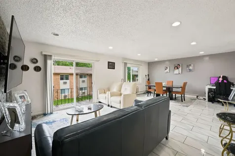 8996 Kennedy Drive Des Plaines IL 60016