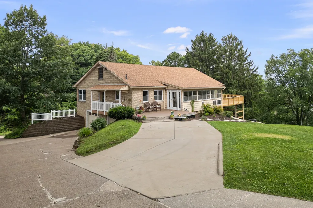640 18TH Avenue East Moline IL 61244