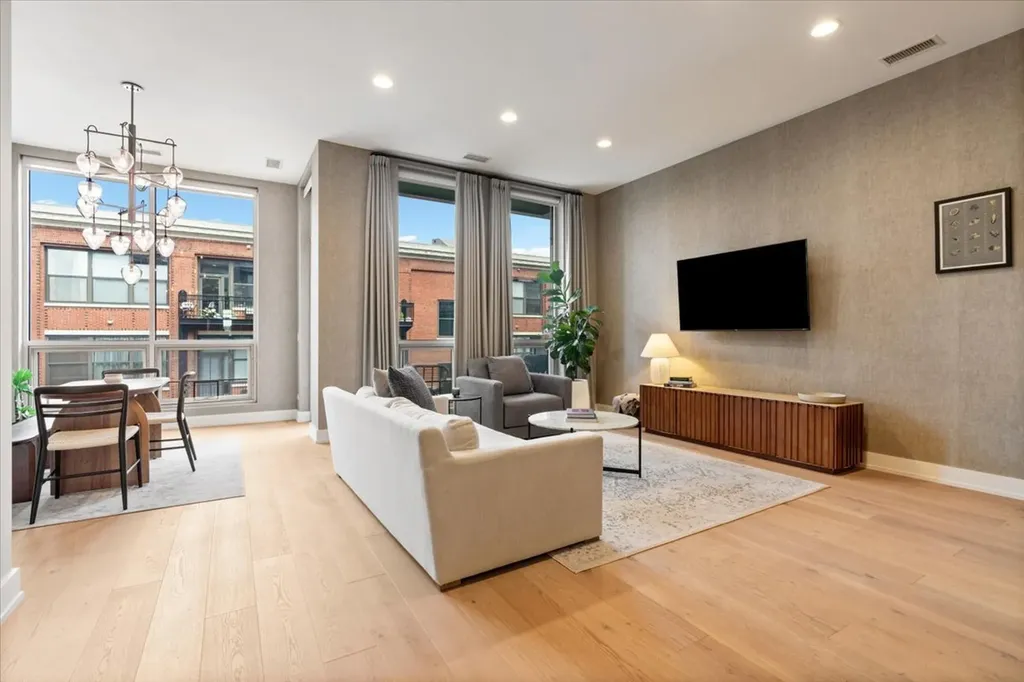 122 South Aberdeen Street Chicago IL 60607