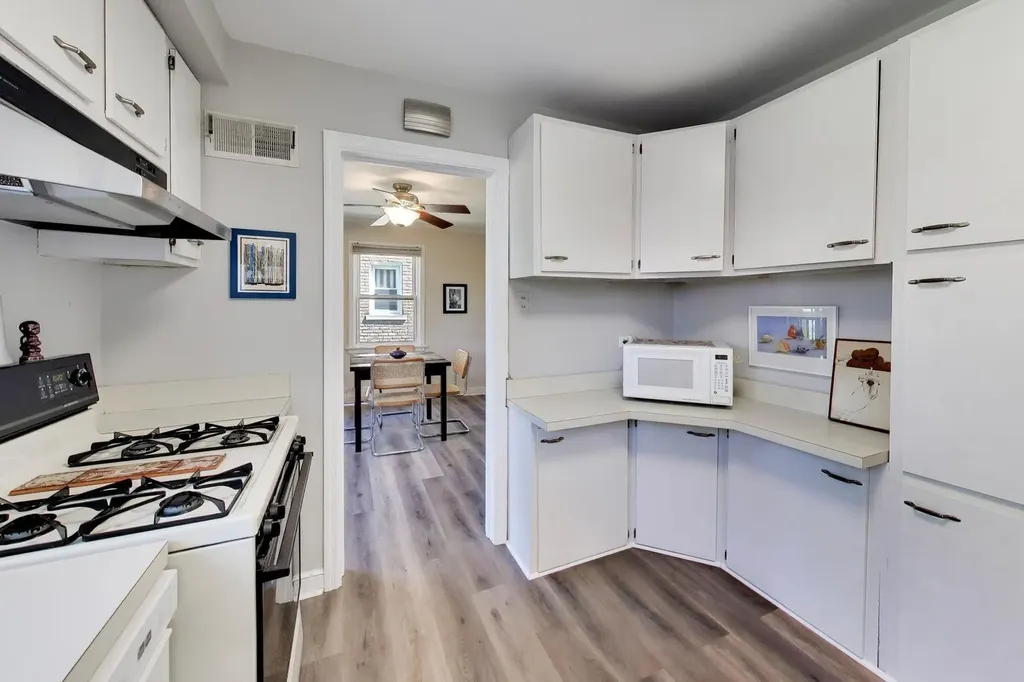 6028 North Whipple Street N Chicago IL 60659