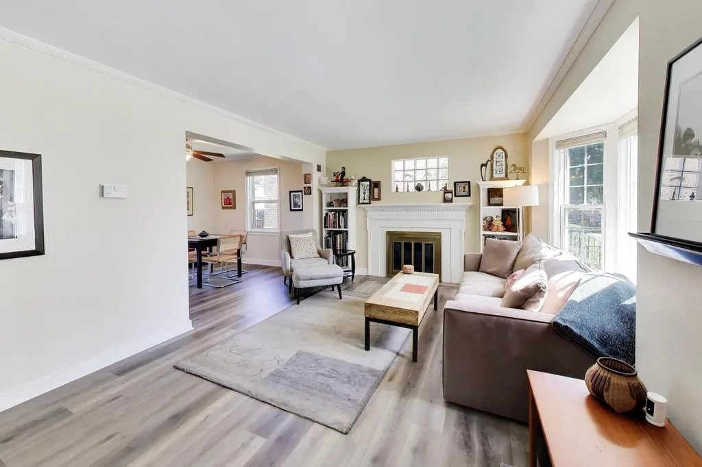 6028 North Whipple Street N Chicago IL 60659